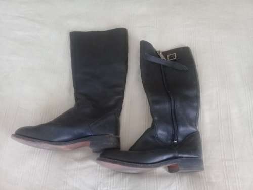 Mens Boots = Size 10